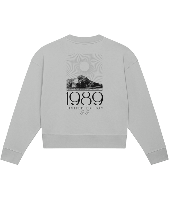 TayTay, Tay Tay 1989 Limited Edition Crop-Sweatshirt, Exclusive Tay Tay 1989 Limited Edition Crop Sweatshirt featuring this beautiful design on the back of the garment.Weight: 300gsm Material: 85% organic ring-spun combed cotton, 15% recycled polyester. S