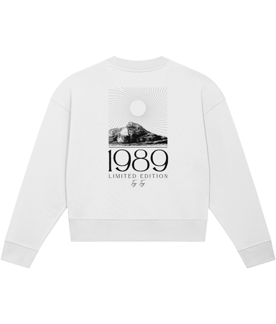 TayTay, Tay Tay 1989 Limited Edition Crop-Sweatshirt, Exclusive Tay Tay 1989 Limited Edition Crop Sweatshirt featuring this beautiful design on the back of the garment.Weight: 300gsm Material: 85% organic ring-spun combed cotton, 15% recycled polyester. S