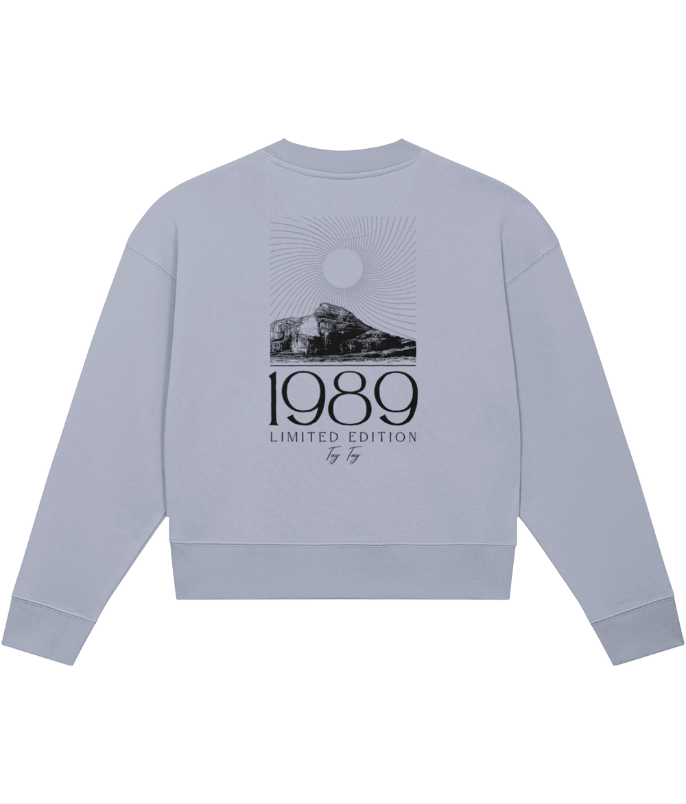 TayTay, Tay Tay 1989 Limited Edition Crop-Sweatshirt, Exclusive Tay Tay 1989 Limited Edition Crop Sweatshirt featuring this beautiful design on the back of the garment.Weight: 300gsm Material: 85% organic ring-spun combed cotton, 15% recycled polyester. S